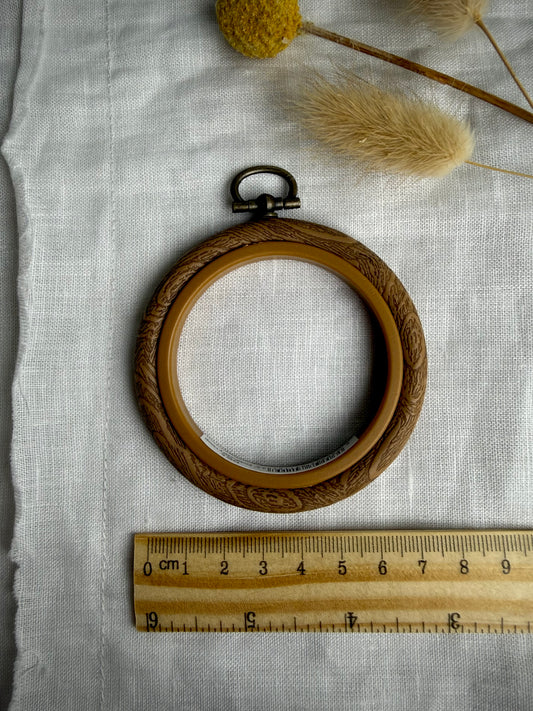 WOOD GRAIN EFFECT ROUND FLEXI EMBROIDERY HOOP 2.5"