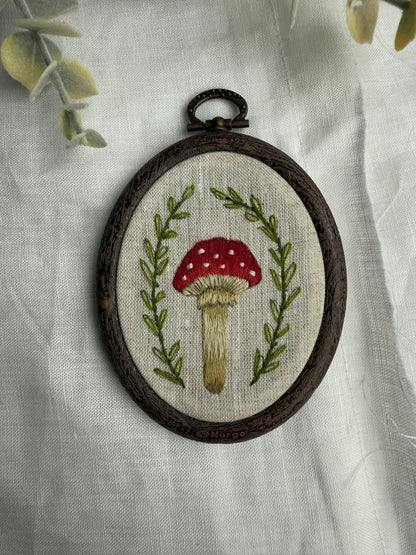 TOADSTOOL - INSPIRING YARNS MINI EMBROIDERY KIT